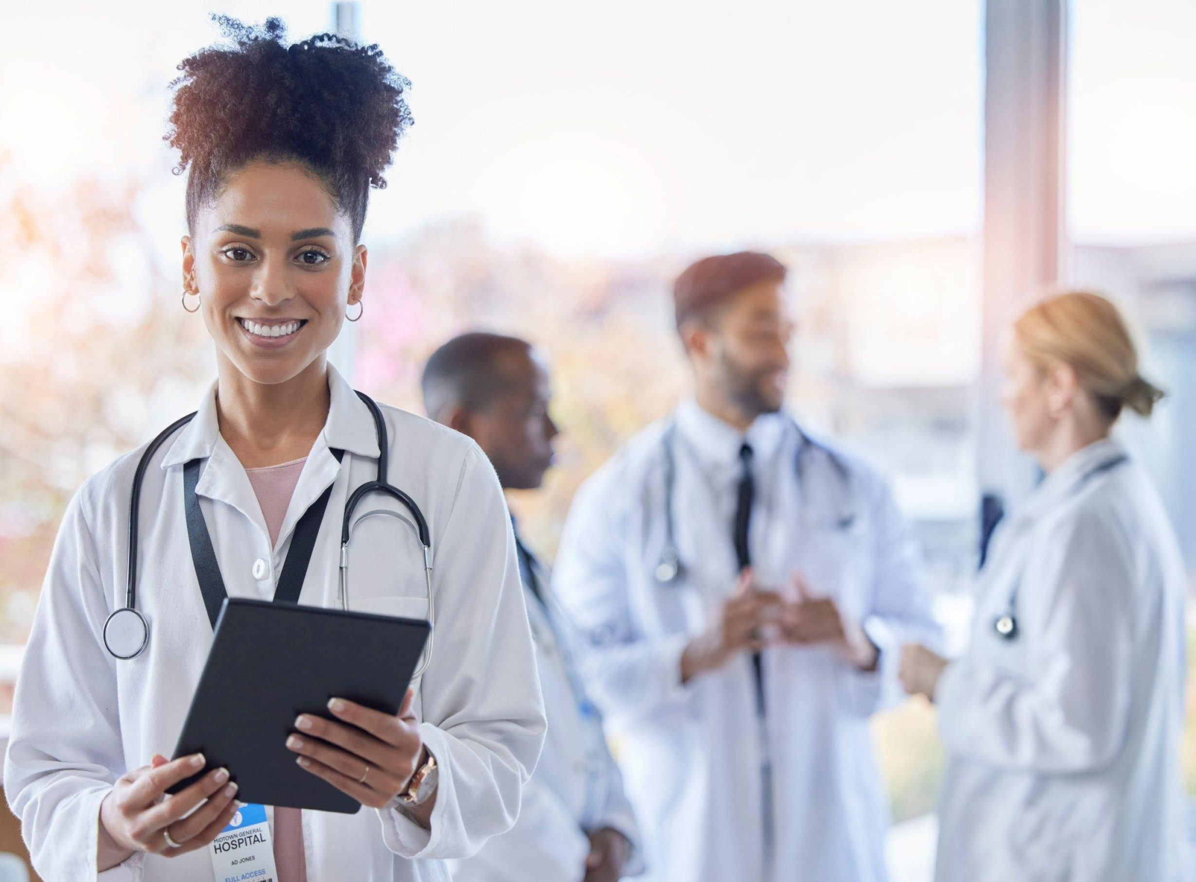 فريق طبي يناقش الحلول الصحية الرقمية